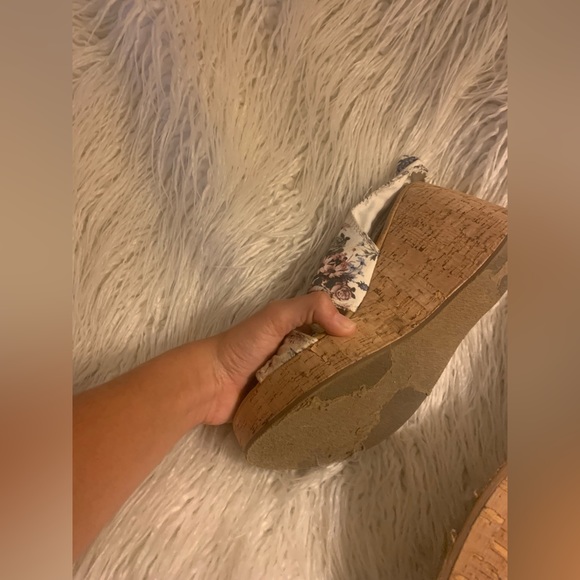 #419. Great condition! Like new!Women’s size 7 wedges heels!Beautiful design - Picture 5 of 6